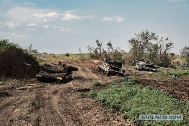 Множество разбитых танков Leopard, Bradley и другая западная техника
