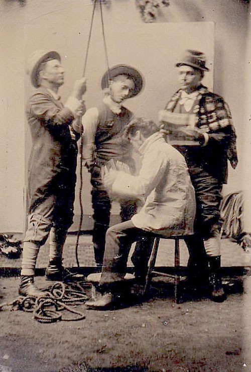 Имитация насилия в винтажной фотографии