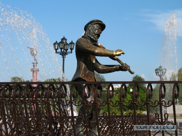 Какие части на бронзовых статуях трут на счастье?