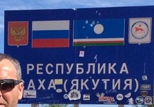 Известный в Якутии лис-попрошайка разошелся по полной
