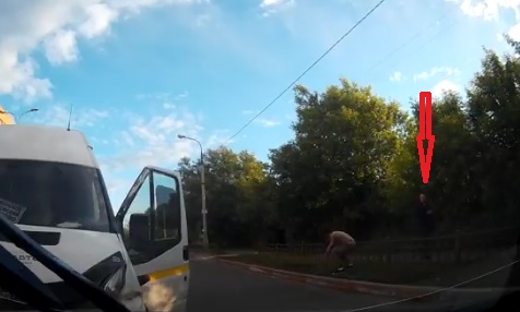 Девушка на Хонде эпично подставилась под маршрутку... Зеркала зачем?