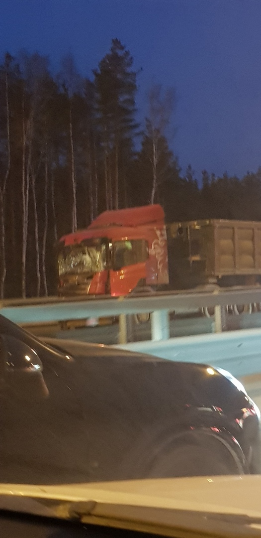 В Петербурге на ЗСД грузовик пробил ограждение и вылетел на встречную, где столкнулся с микроавтобусом. 6 человек погибло