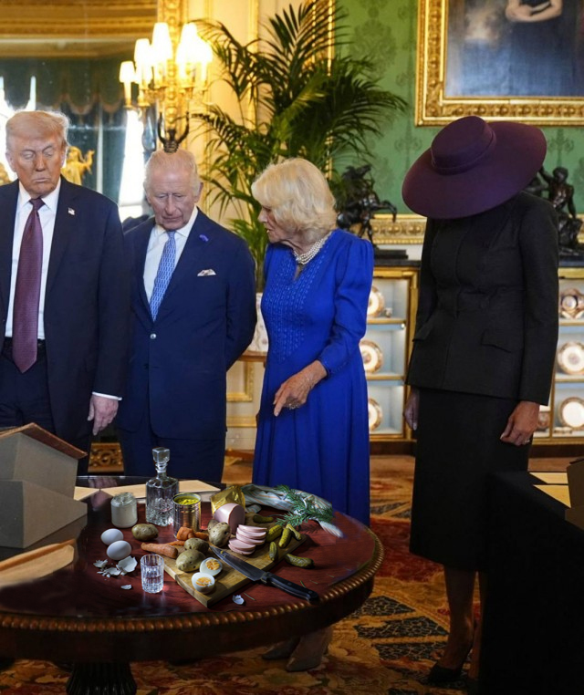 Дональд и Мелания Трамп приехали к Карлу III