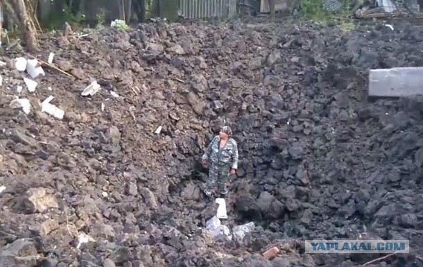 Воронка после взрыва под Донецком