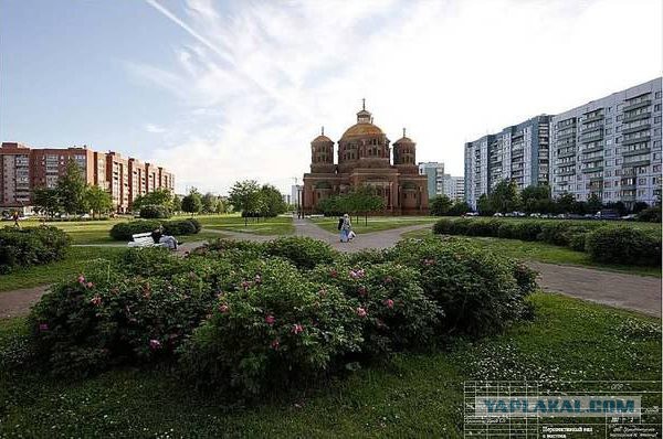Защитники сквера в Екатеринбурге обрушили забор, за которым началась стройка храма. Народ гуляет по скверу. Охрана «сдалась»