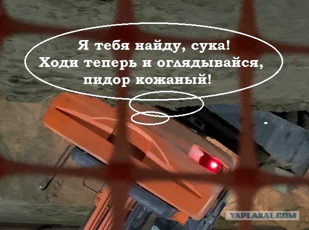 Во Владимире прохожий уронил экскаватор в траншею на месте ремонтных работ