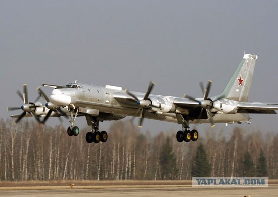 Ан-24 взлетает с раскисшей полосы