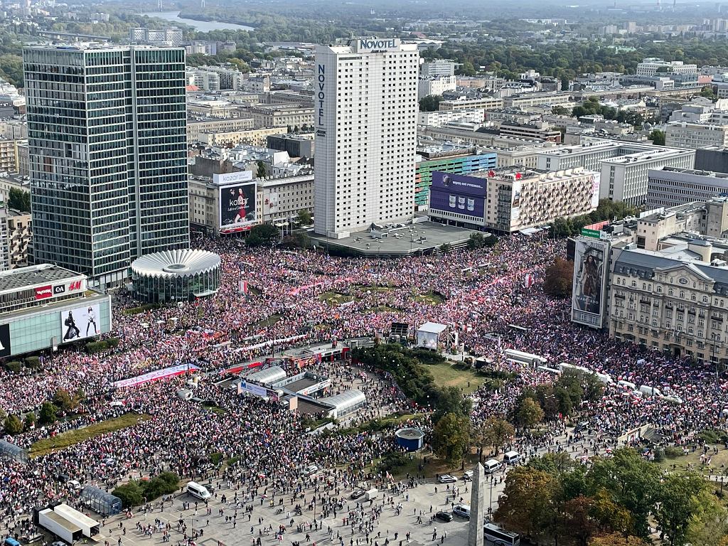 Туск утверждает, что вывел на протест более миллиона человек
