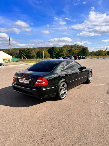 Это 21-летний Mercedes е211