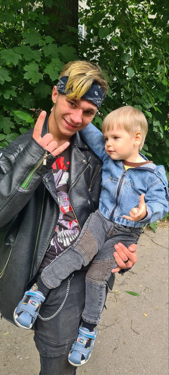 19-летнему парню сняли скальп за зелёный ирокез.