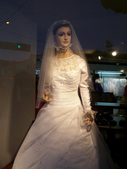 "Труп Невесты" в витрине свадебного салона