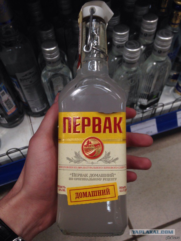 Иностранцы пробуют русский самогон