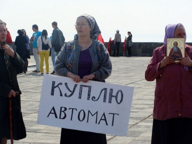 Сотрудник ДПС забыл в павильоне с шаурмой автомат Калашникова