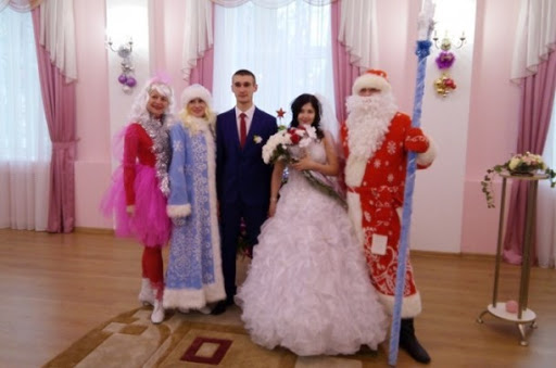 Время  девчонкам наряжать ёлочку!