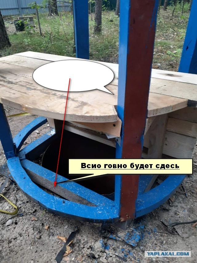 Зеленый дачный туалет