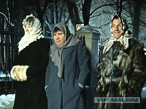 Девушка избила и ограбила случайных прохожих на Арбате