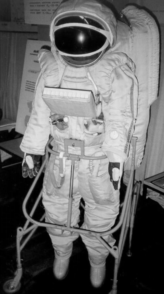 Странная ситуация с лунными скафандрами NASA . Их нет и пока их сделать не могут.