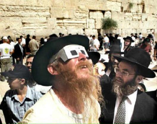 Как вы думаете,кто носил эту маску?