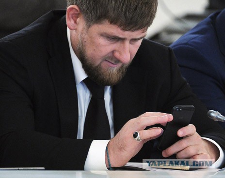 Чеченцы танцуют лезгинку на Русском флаге