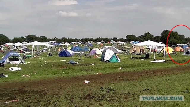 После музыкального фестиваля в Рединге остались тысячи брошенных палаток