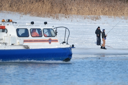 Глава МЧС России Евгений Зиничев предложил взыскивать с рыбаков на льдинах затраты на их спасение