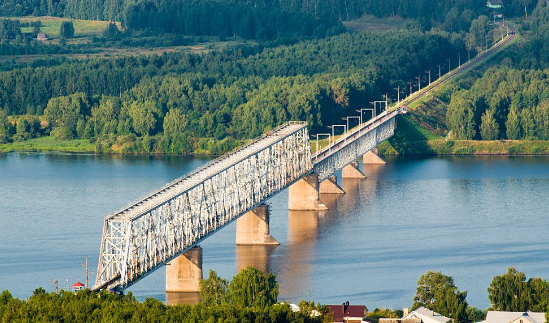 Танкер в Костроме врезался в ЖД мост