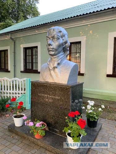 Демонтировали монумент, установленный в Полтаве в честь 140-летия победы русских войск в Полтавской битве.