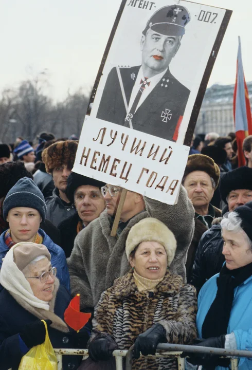 На фото один рубль при Леониде Ильиче