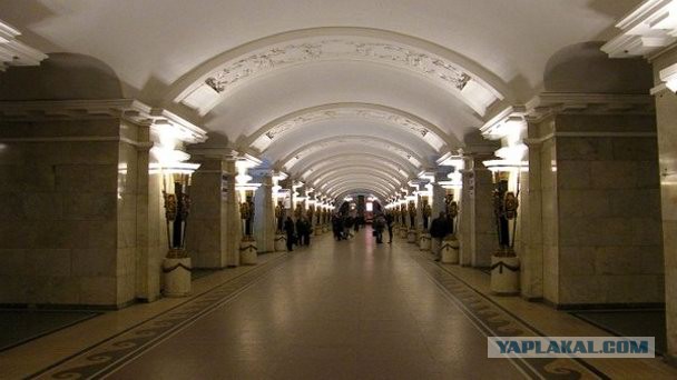 Необычное: московское и питерское метро без людей