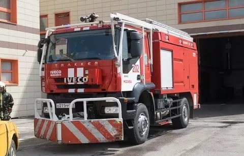 Водитель Infiniti не пропускает два пожарных автомобиля и скорую в московском дворе
