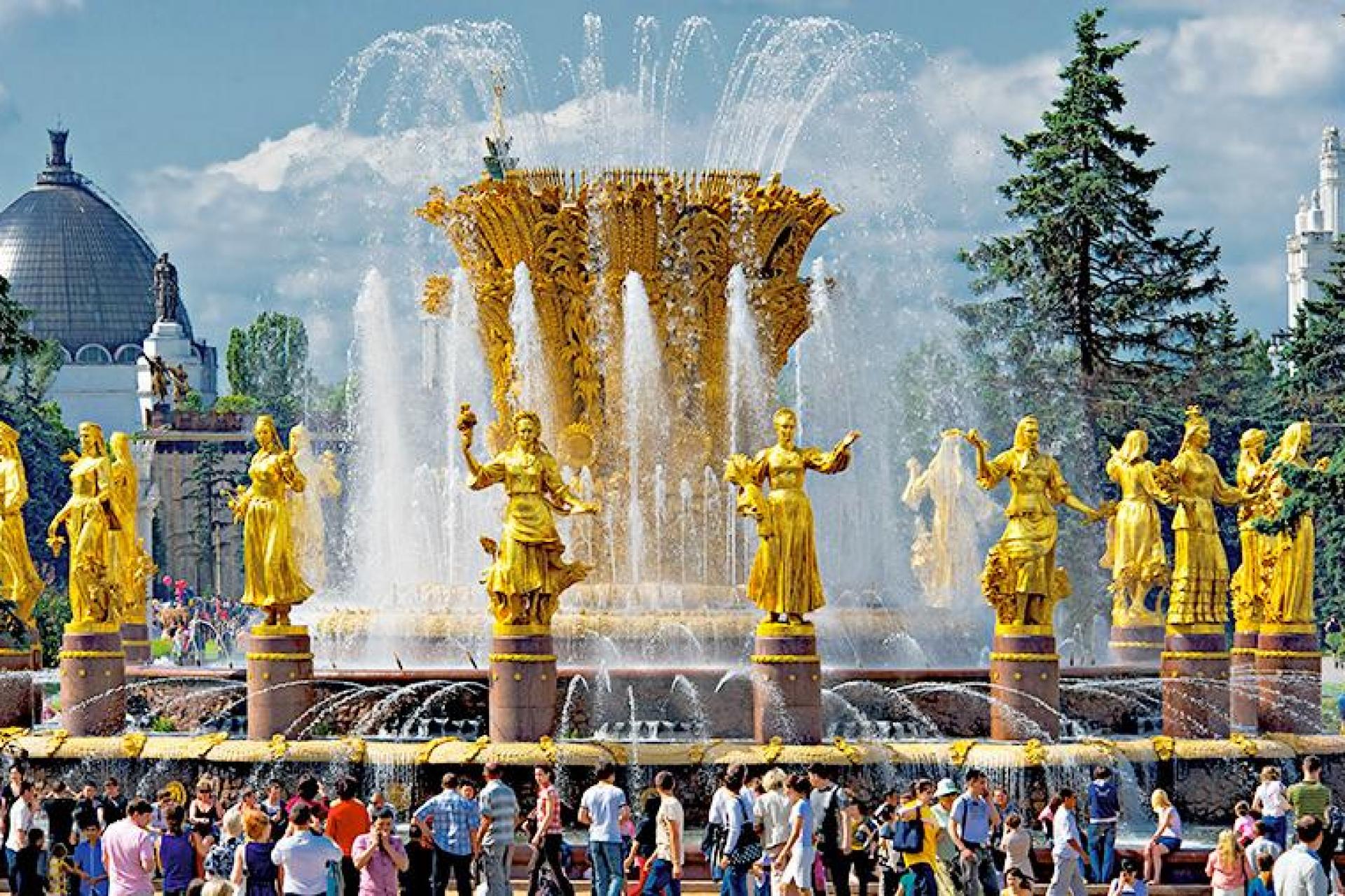 вднх много людей. вднх много людей. москва днем. кроссминтон на вднх.