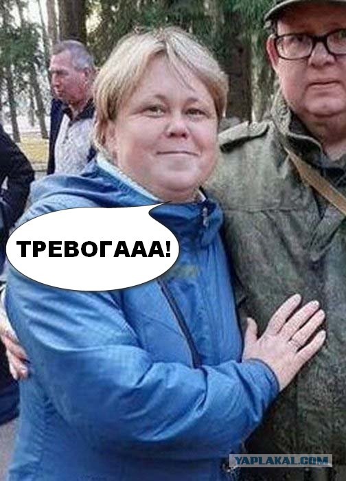 Мобилизованного петербуржца со слуховым аппаратом и в толстых очках отправляют в зону СВО
