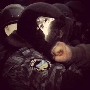 Прохожий помогает милиционеру
