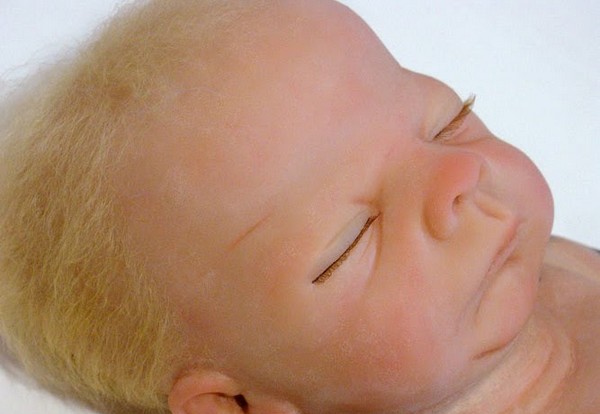 Странная игрушка - татуированый младенец