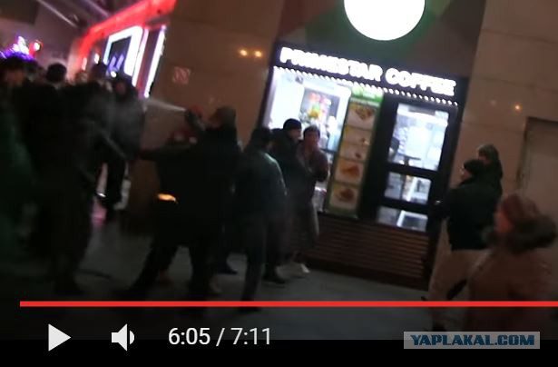 Массовое побоище 30 хулиганов на 7 активистов у ТЦ "Европейский" в Москве