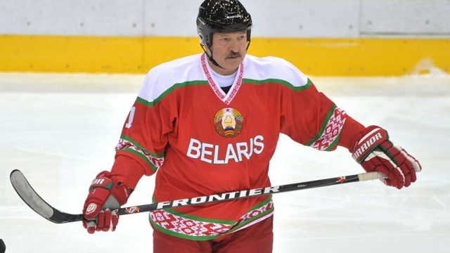 Путин разгромил бизнесменов на льду - забросил шесть шайб в матче Ночной хоккейной лиги