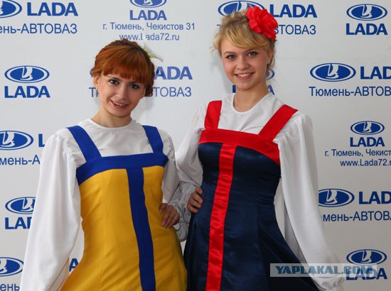 Девушки с Женевского автосалона.