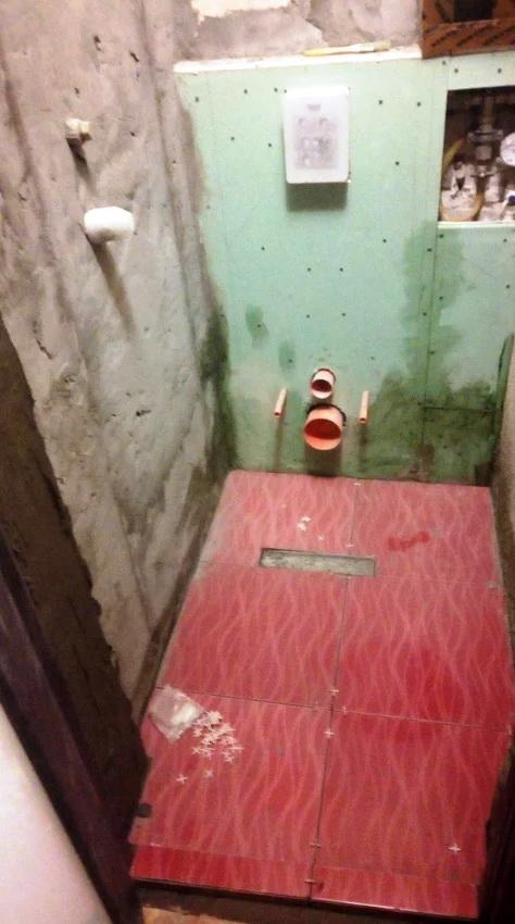 Мужчина от безысходности сделал себе душ в туалете