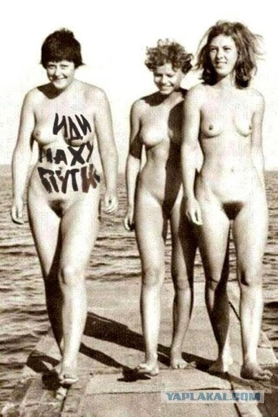 FEMEN показали Путину и Меркель голые груди:))