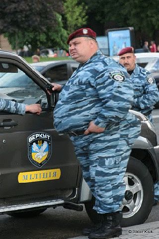 Украинская милиция издевается над человеком в суде