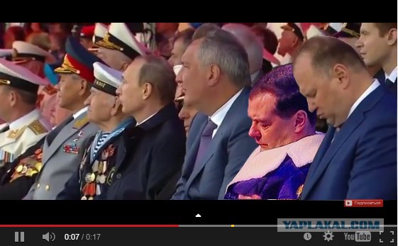 Губернатор Калининградской области уснул на параде