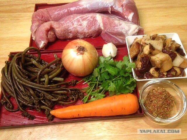 Рулет с папоротником и грибами
