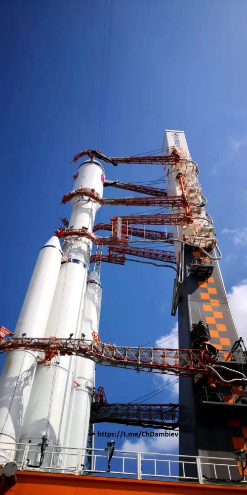 Первая китайская многоразовая ракета Чанчжэн-8 на космодроме Вэньчан