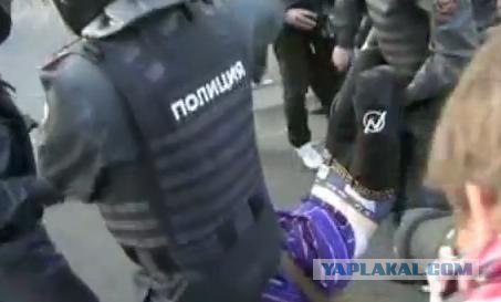 В Сеть выложен ролик с омоновцем