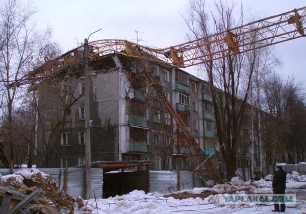 А в Нижнем кран упал... (4 фото)