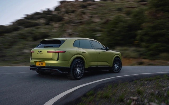 Bentley представила первый электромобиль в истории марки