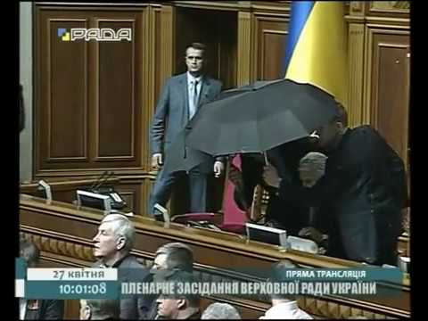 Жирик по-хамски ведет себя с журналисткисткой