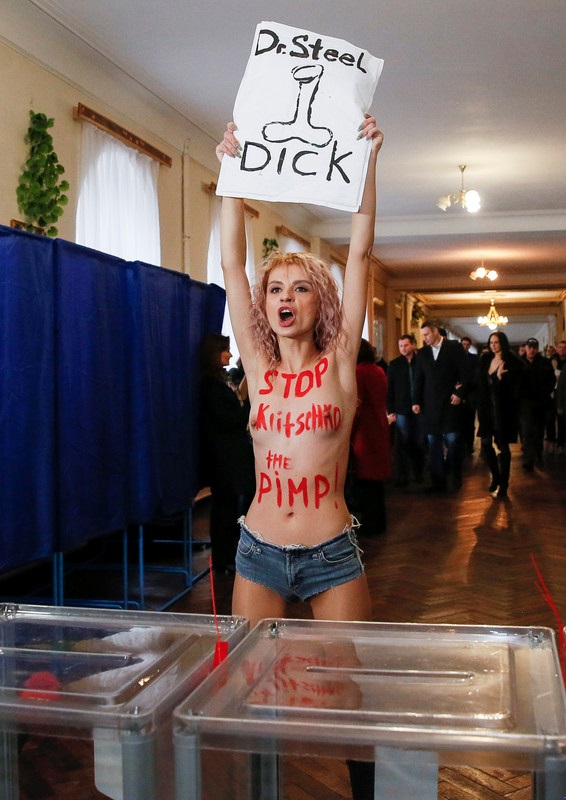 Голая активистка Femen напала на Кличко на выборах