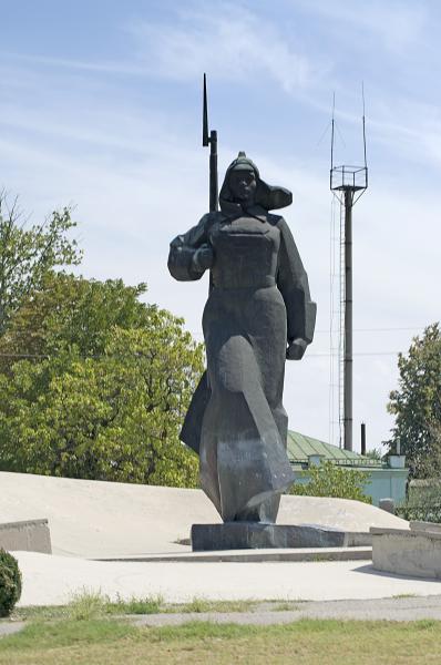 Памятник Первой конной армии "обглодали" местные жители