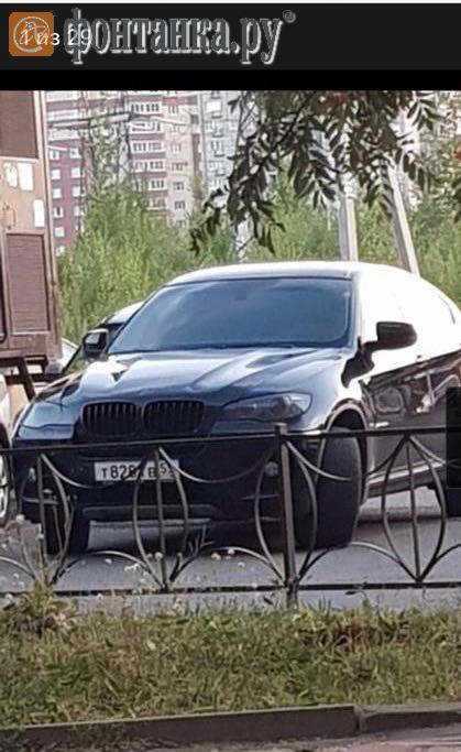 На Невском BMW X6 сбил пешеходов на тротуаре